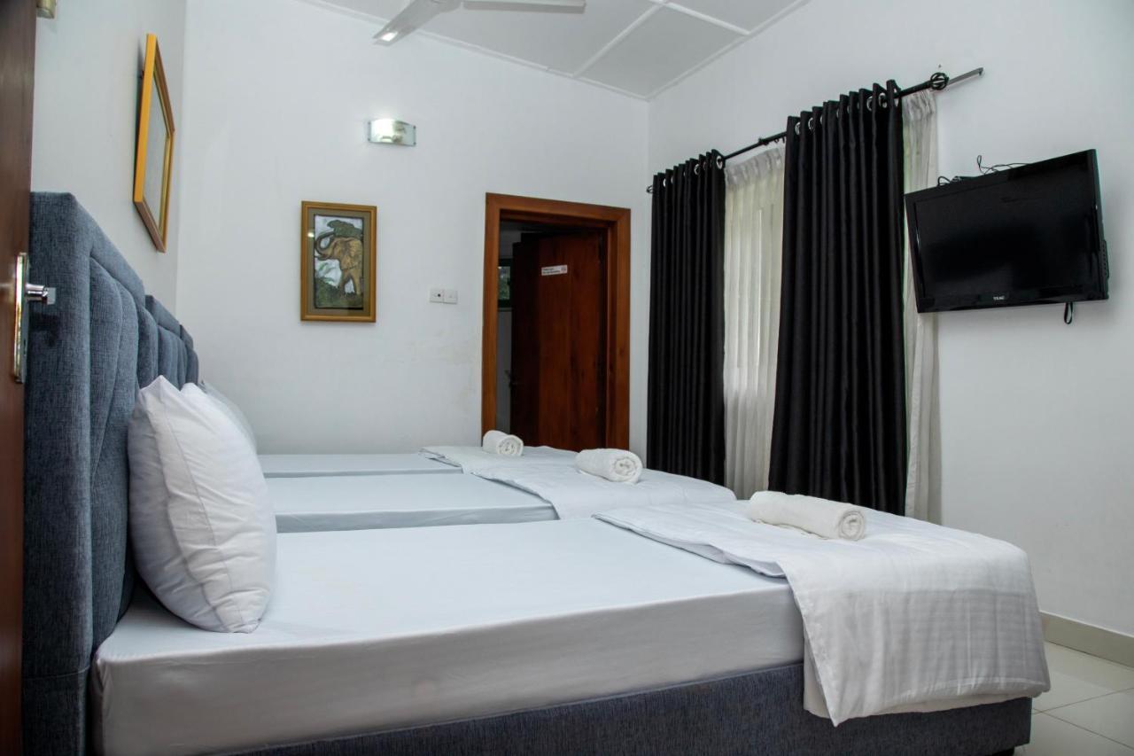 Funk Bunks - By The Lake Kandy Kültér fotó