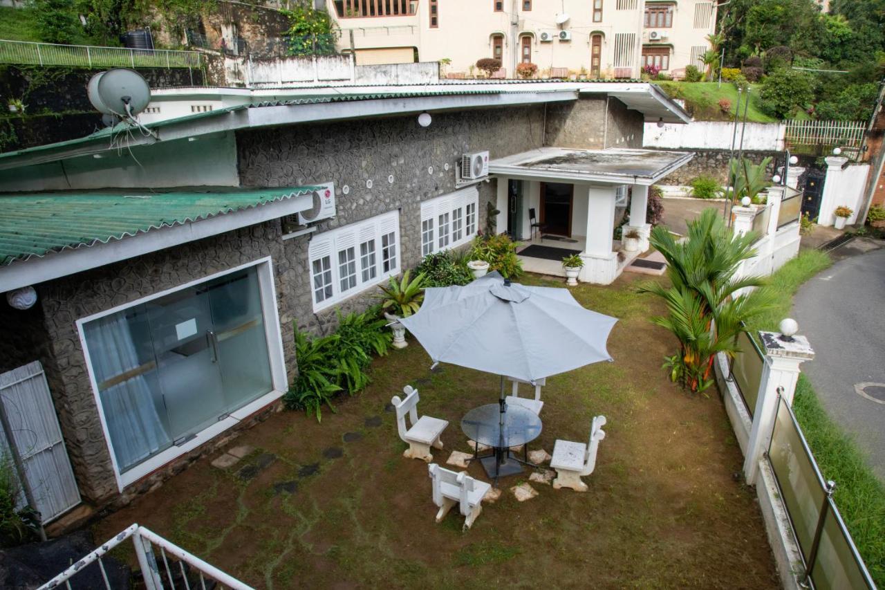 Funk Bunks - By The Lake Kandy Kültér fotó