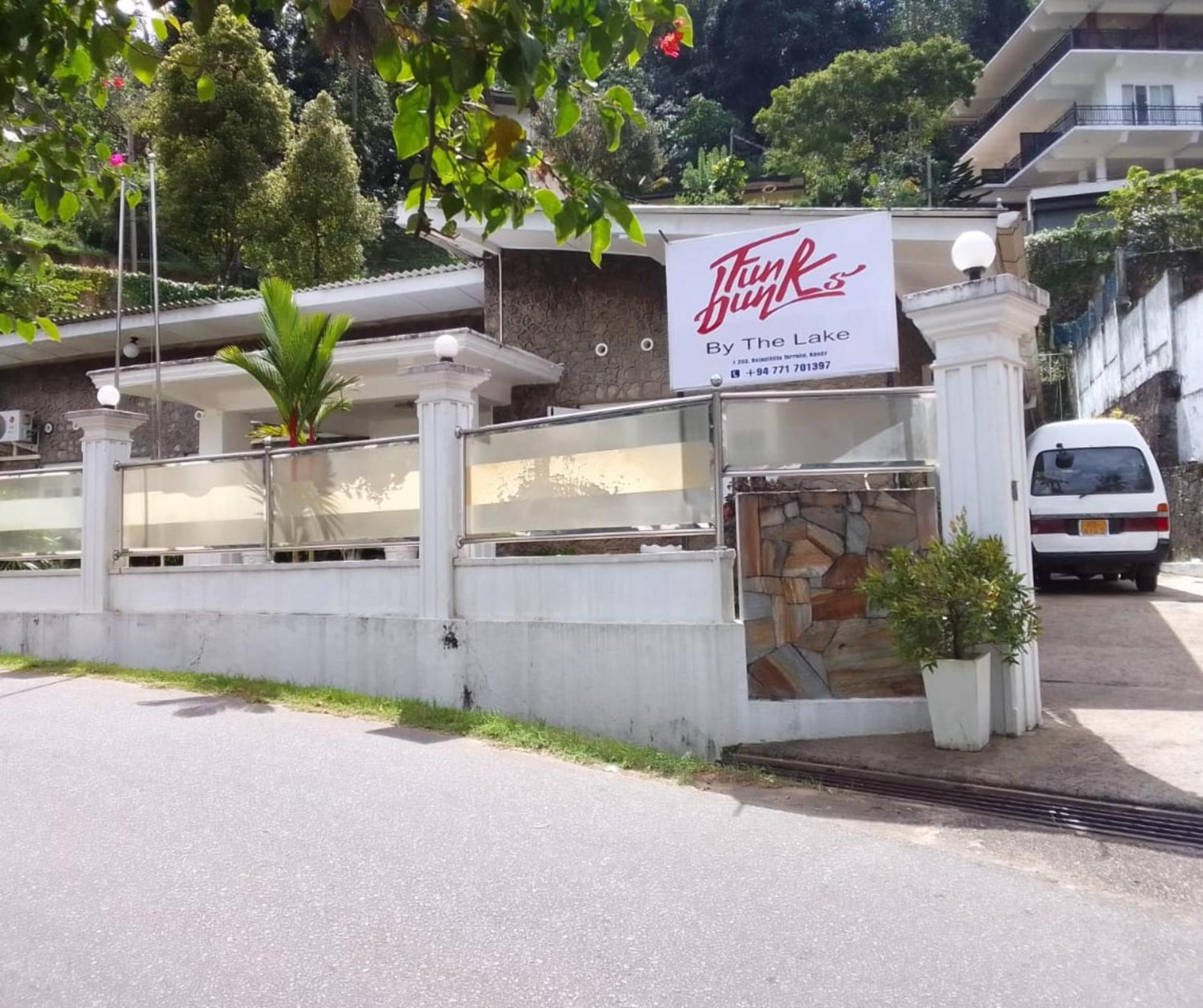 Funk Bunks - By The Lake Kandy Kültér fotó