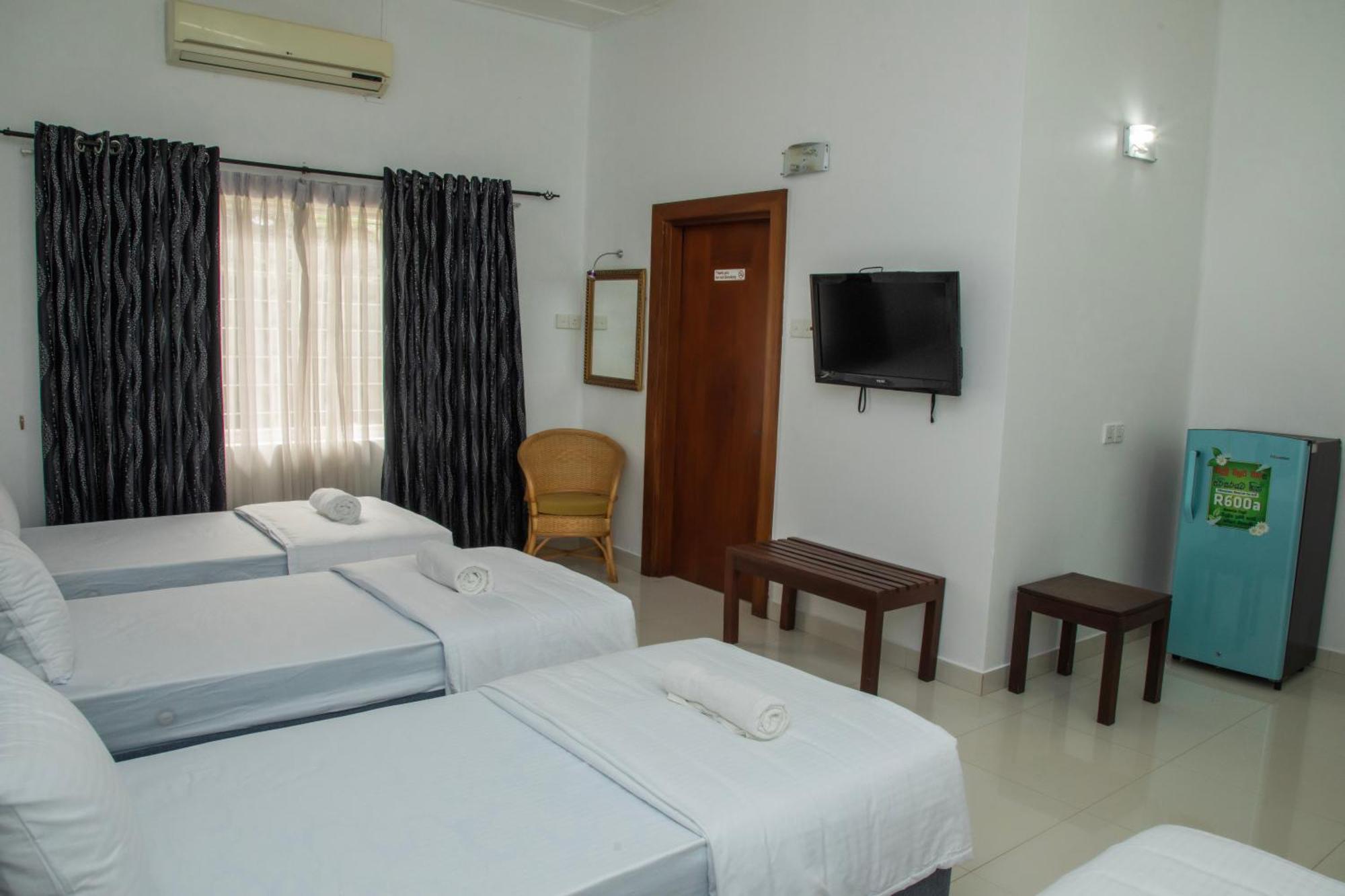 Funk Bunks - By The Lake Kandy Kültér fotó