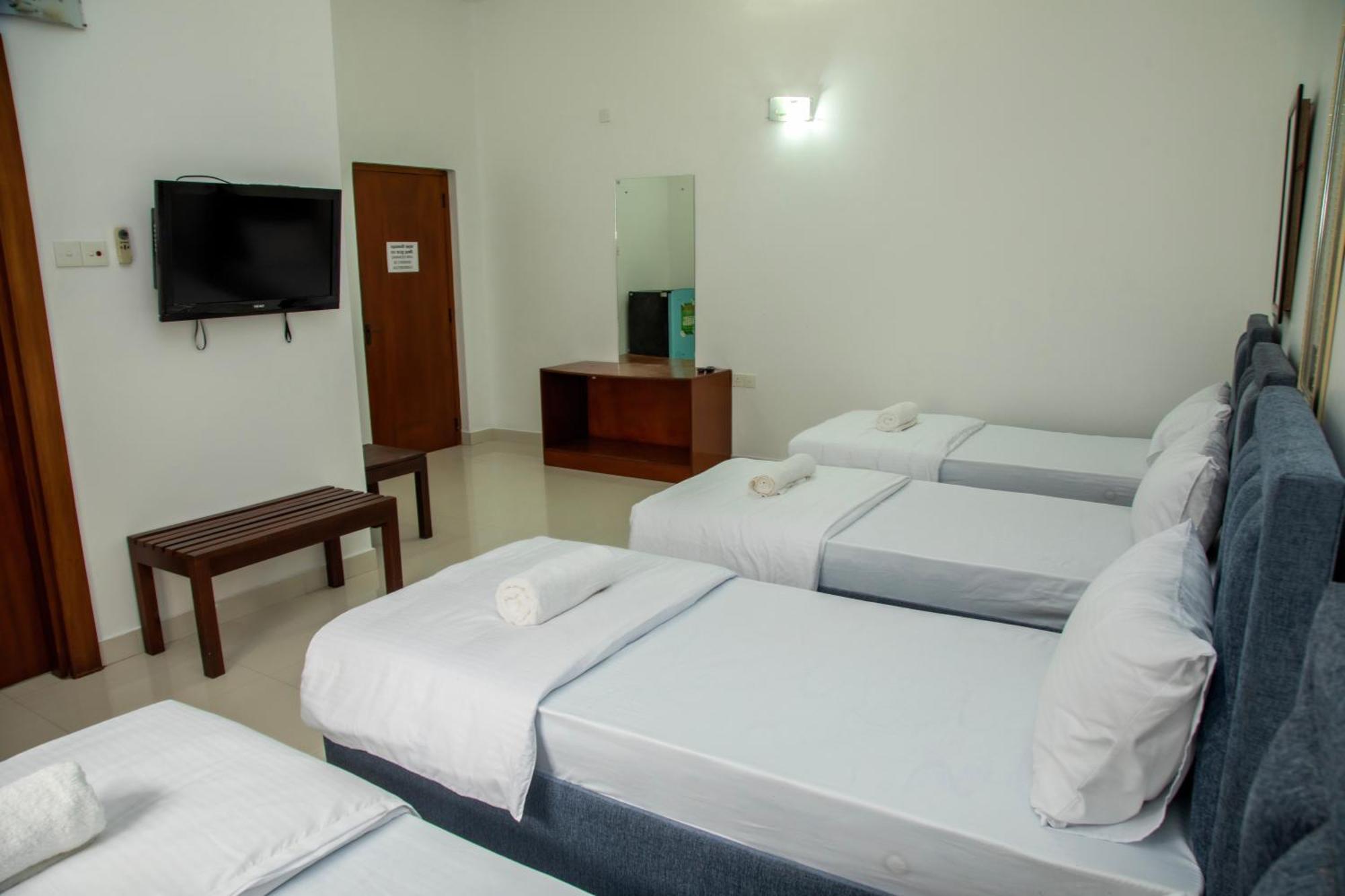 Funk Bunks - By The Lake Kandy Kültér fotó